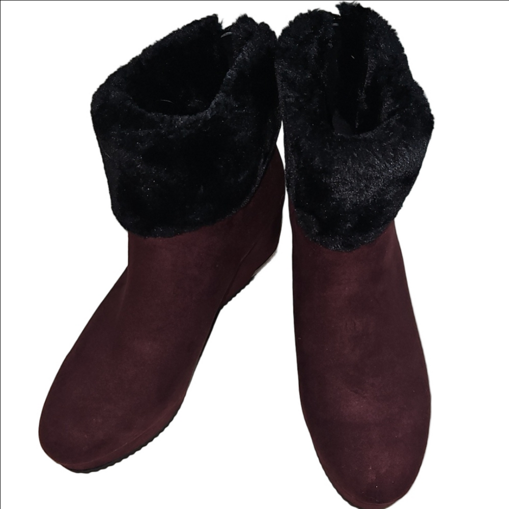 DKNY Faux Suede Winter Boots with Black Faux Fur Collar Size 11